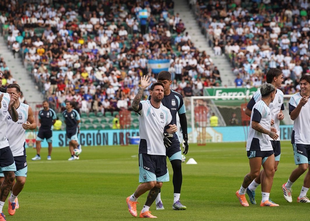 Extrêmement populaire ! 20 000 supporters regardent l'entraînement de l'équipe d'Argentine, les médias argentins prédisent que Messi débutera