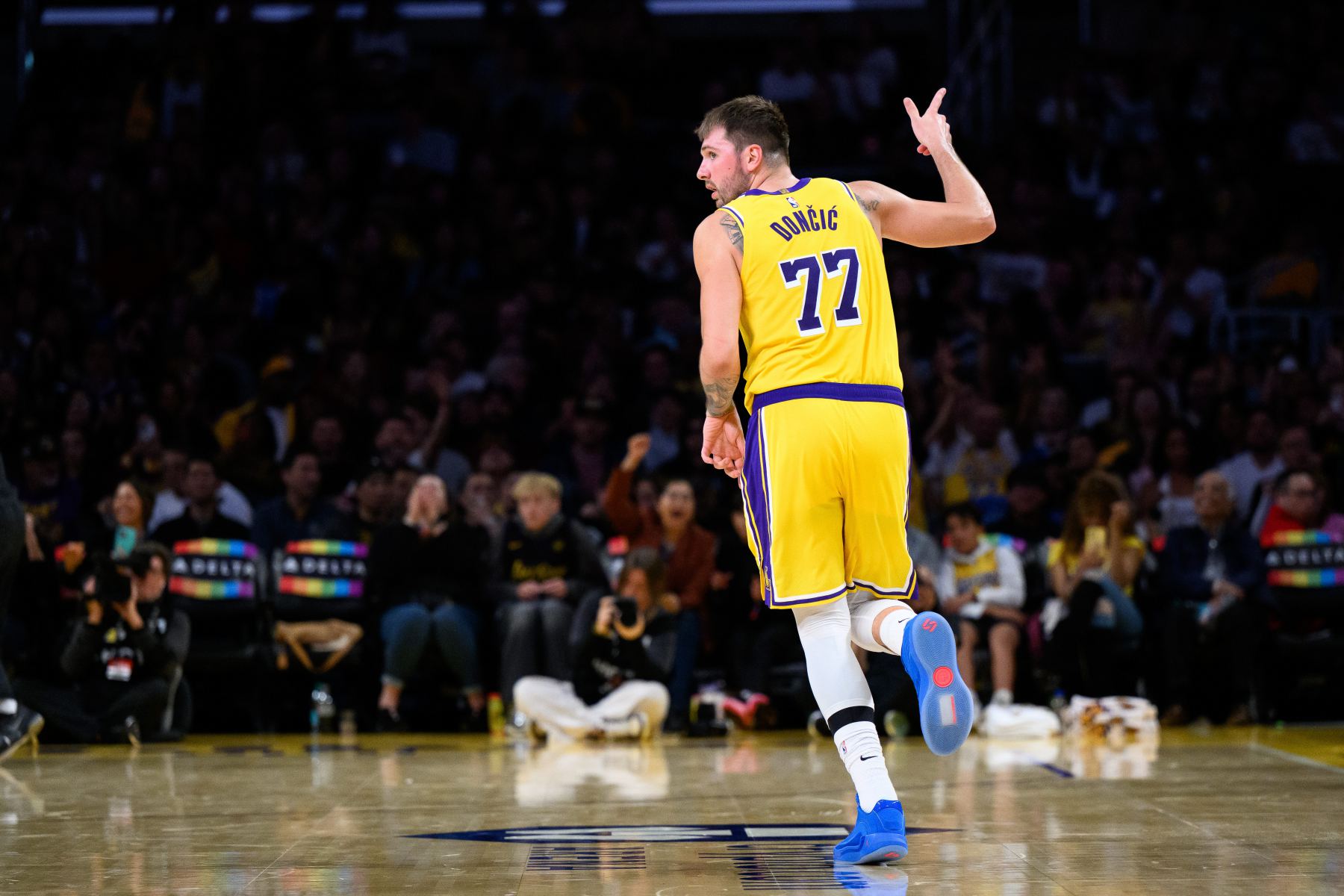 A égalé son propre record le plus rapide! Doncic a réalisé 300+75+75 données lors des 9 premiers matchs
